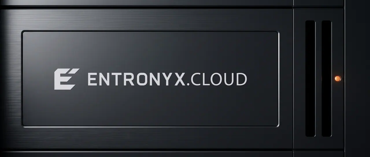 Geschlossene Frontblende einer Serverzeile mit der eingeprägten Wortmarke ENTRONYX CLOUD.