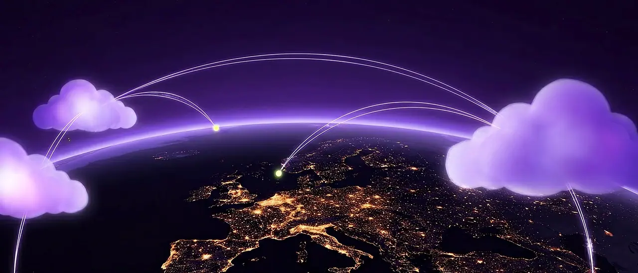 Blick aus dem Weltraum auf die Nachtseite der Erde: Der Globus füllt als breiter Bogen die untere Bildhälfte, Europa liegt in der Mitte — Italien, die Iberische Halbinsel, die Britischen Inseln und Skandinavien sind an den goldenen Punktnetzen der Stadtlichter zu erkennen, die Meere bleiben schwarz. Über dem Horizont steht ein schmaler violett leuchtender Atmosphärenbogen, darüber ein tiefvioletter Himmel mit feinen Sternen. Über dem Globus schweben stilisierte, von innen violett-weiß leuchtende Wolken: links zwei kleine übereinander, rechts eine große. Dünne helle Bögen laufen von den Wolken zum Globus hinab und enden dort in kleinen grünen Leuchtpunkten, weitere Bögen spannen sich hoch oben zwischen den Wolken. Die Bildmitte bleibt frei.