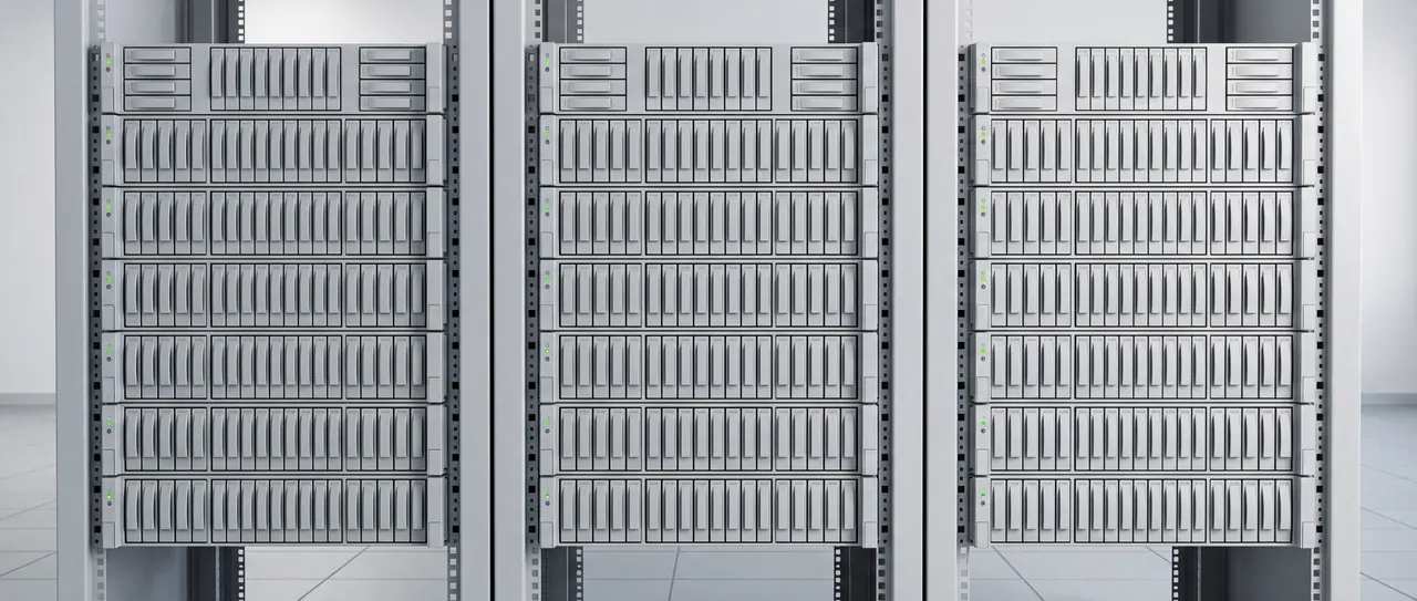 Drei Racks von vorn: jede Höheneinheit mit einem Server belegt, alle Statuslichter grün.