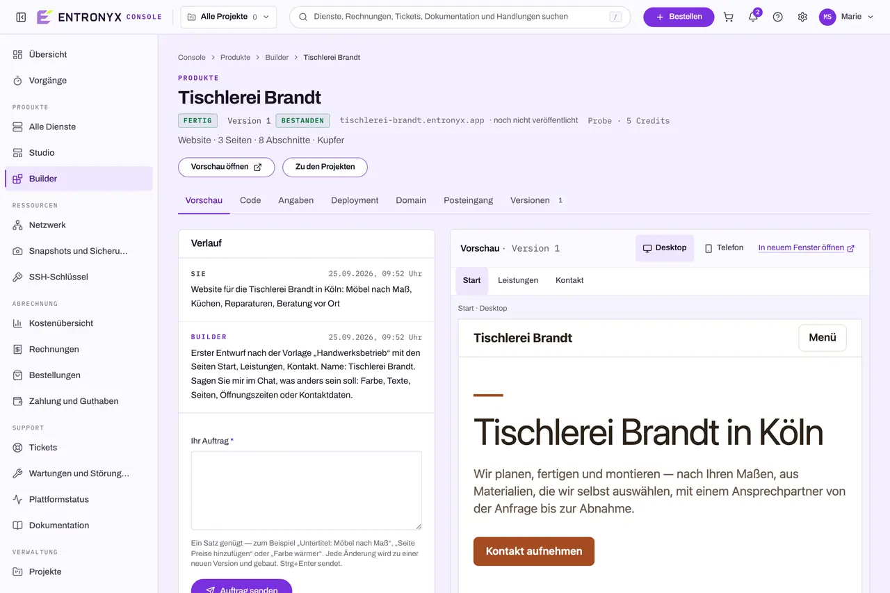 Der Arbeitsplatz eines Projekts: links der Verlauf mit Beschreibung und Antwort des Builders und das Auftragsfeld, rechts die Vorschau der gebauten Website „Tischlerei Brandt in Köln“, oben der Zustand „Bestanden“.